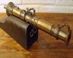 You can also have a look at the old compasses, old brankasts, weapons, and ship models kept on the display. A dining set belonging to the VOC period i